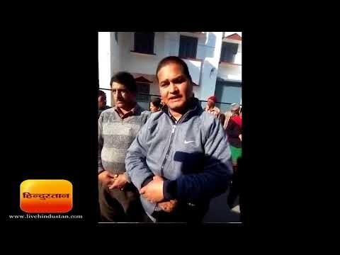 उत्तरकाशी में ग्रामीणों ने मानव श्रृंखला बनाकर घेरा कलक्ट्रेट भवन II Human chain in Uttarkashi