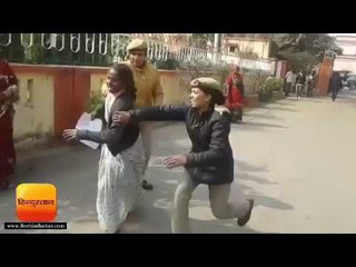 सीतापुर: डीएम दफ्तर से महिला फरियादी को धक्का देकर भगाया, सिपाही घसीटते हुए ले गए