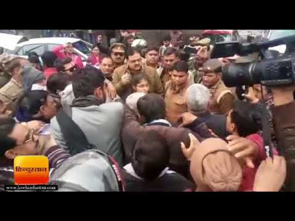 ताज़ा समाचार || आगरा और मथुरा में पद्मावत के विरोध में प्रदर्शन, कुछ शो चले