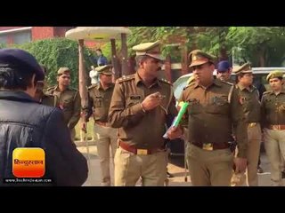 मेरठ एसएसपी मंजिल सैनी ने लगाई एसओ की क्लास, कहा चूड़ियां पहन लो