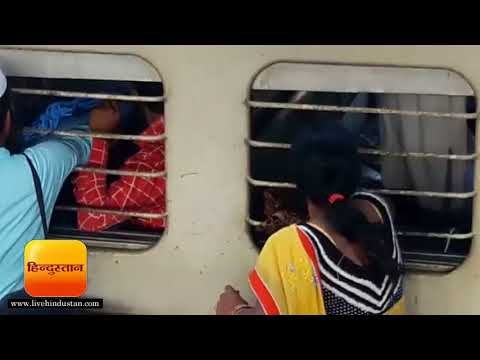 ट्रेन लेट होने पर प्लेटफार्म पर उमड़ी यात्रियों की भीड़