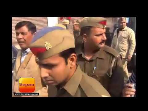 मेरठ में वोटर लिस्ट से नाम कटने पर बवाल, पुलिस ने हंगामा कर रही भीड़ पर किया लाठीचार्ज