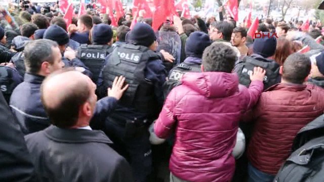 Tillerson’u protesto eden gruba polis biber gazı ile müdahale etti