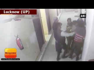 Descargar video: लखनऊ || होटल कर्मियों से सिपाहियों की मारपीट II Drunk policemen create ruckus at Lucknow hotel