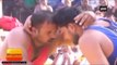 वाराणसीः गंगा के घाट पर पहली बार महिलाएं लड़ रही हैं कुश्ती