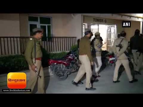 ग्रेटर नोएडा के फ्लैट में मिली मां और बेटी की लाश II Woman, daughter found dead in Greater Noida