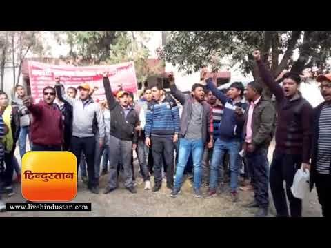 श्रमायुक्त दफ्तर में सिडकुल से आए श्रमिकों ने किया प्रदर्शन