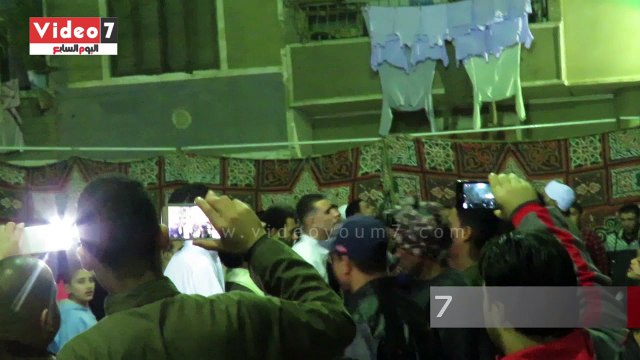 عريس يحتفل بعقد قرانه بطريقته الخاصة .. تعرف عليها