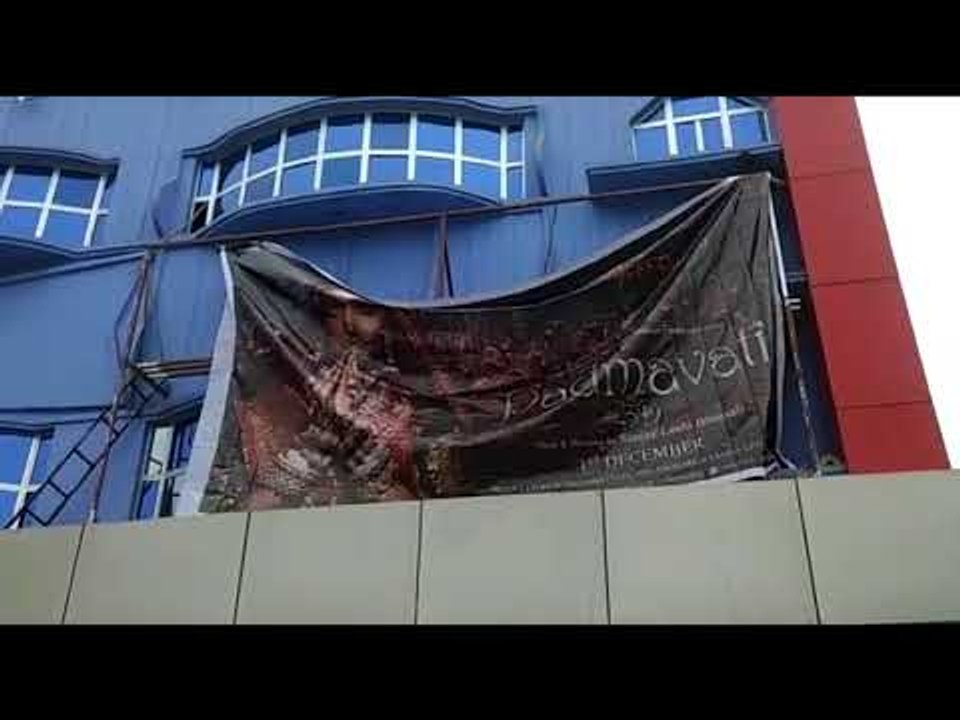 मिजार्पुर में पद्मावत के स्थान पर पद्मावती का पोस्टर लगाया