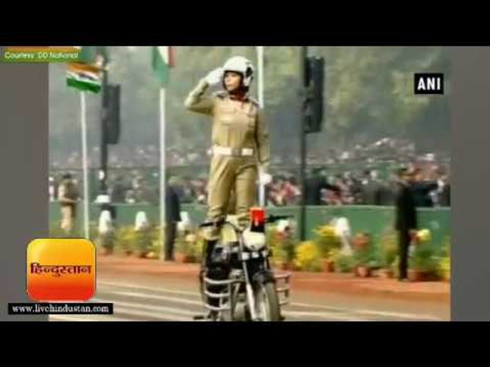 गणतंत्र दिवस: राजपथ परेड में महिला कमांडो ने बाइक पर दिखाए हैरतअंगेज करतब