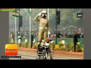 गणतंत्र दिवस: राजपथ परेड में महिला कमांडो ने बाइक पर दिखाए हैरतअंगेज करतब