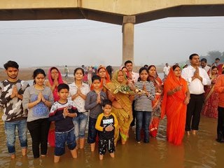 बिहार छठ पूजा समापन II  उगते सूर्य को अर्घ्य देने के साथ छठव्रतियों ने खोला व्रत