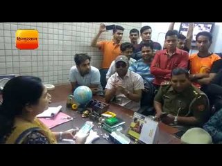 छात्रों के हाथों से कड़ा उतरवाने पर हंगामा II the ruckus at school for kalwa, Aligarh