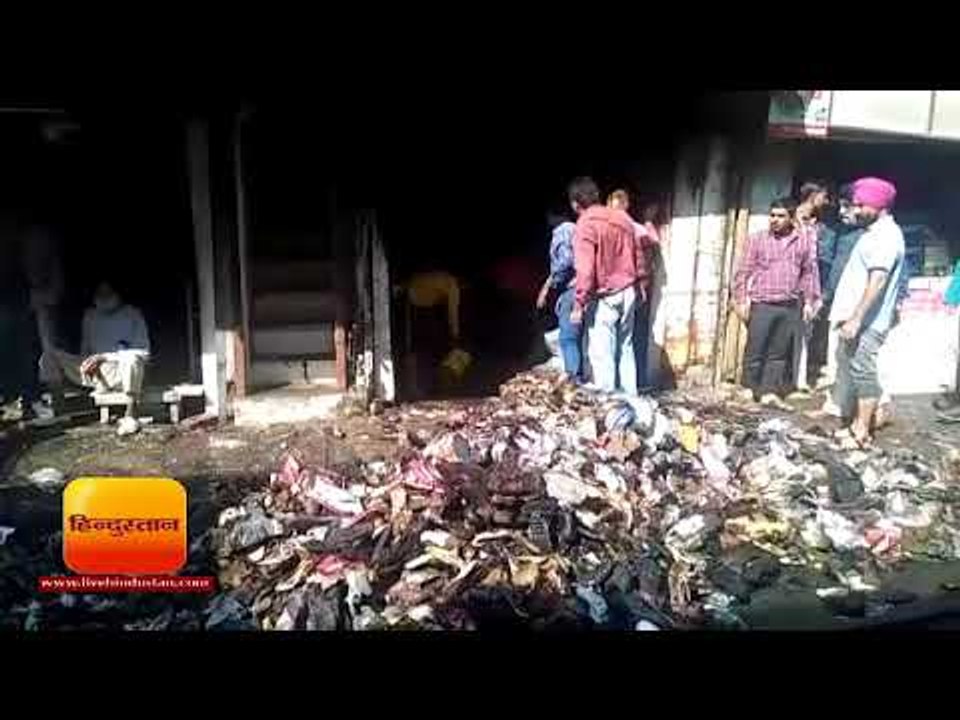 देहरादून : धामावाला बाजार में जूतों की दुकान मे...