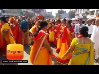 Video herunterladen: धनबाद में भागवत कथा को लेकर गुजराती समाज ने निकाली कलश शोभायात्रा