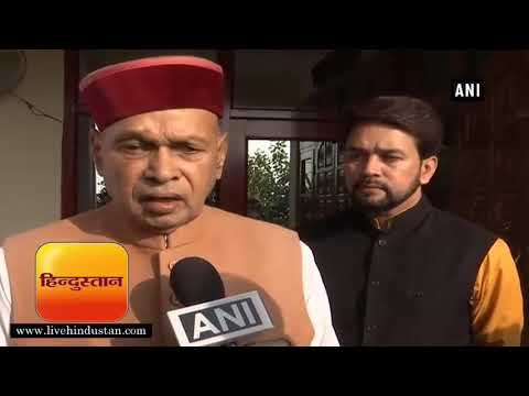 भाजपा के मुख्यमंत्री पद के उम्मीदवार प्रेम कुमार धूमल और हमीरपुर से भाजपा सांसद अनुराग ठाकुर ने वोट