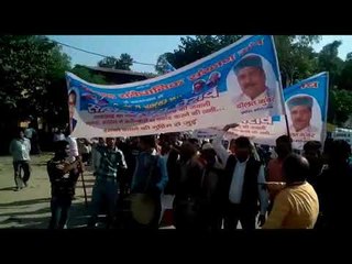 प्रदर्शनकारियों ने डबल इंजन सरकार पर कसे तंज