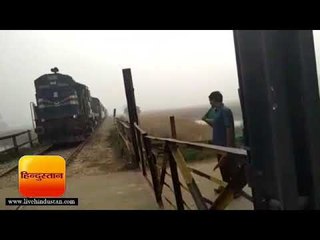 Tải video: देवरिया में एक ऐसी भी ट्रेन है जो टमटम की तरह चलती है II Barhajiya train is Deorias  Tamtum