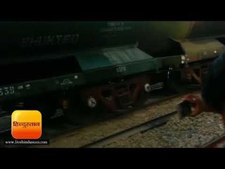 गुजर गई पूरी ट्रेन, नीचे पटरी पर लेटा रहा युवक