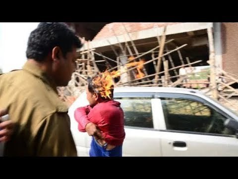 कानपुर: कैबिनेट मंत्री सतीश महाना के घर के सामने युवक ने खुद को किया आग के हवाले