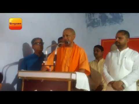 फैज़ाबाद के पूराबाजार में बाढ़ पीड़ितों को संबोधित करते मुख्यमंत्री योगी आदित्यनाथ