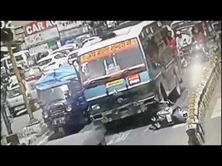बस के नीचे आया स्कूटर सवार, सलामत बाहर निकला