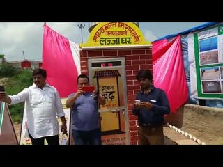 हाथरस में अनोखी प्रतियोगिता, सेल्फी विद टॉयलेट