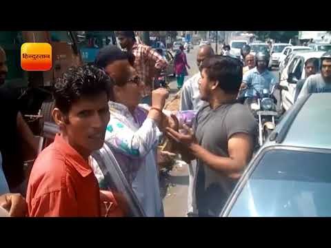 कांग्रेस की महिला नेता ने सरेआम युवक को पीटा II Man beaten on road in Dehradun