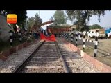 मथुरा में रेल ट्रैक पर गिट्टी से भरा ट्रक फंसा, ट्रैक प्रभावित II Agra Hindi News - Hindustan