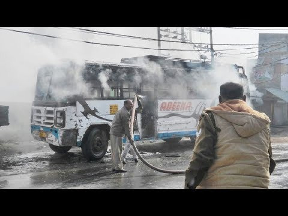 यूपी न्यूज़ II कासगंज हिंसा: लोगों ने बस को किया आग के हवाले