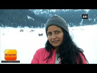 गुलमर्ग में भारी बर्फबारी, पर्यटक ने की स्कीइंग