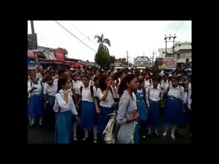 Video herunterladen: हरदोई में हाईवे पर छात्राओं का बवाल II Girls student jammed highway in Hardoi,kanpur