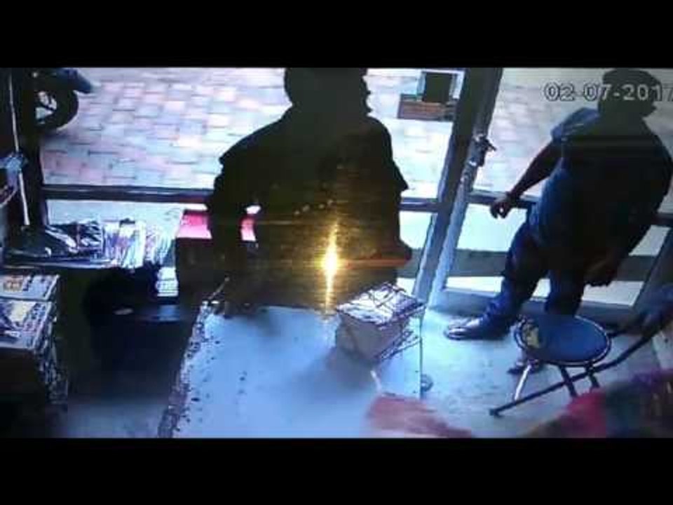 A thief robbed laptops from a shop in Gorakhpur, incident caught in CCTV Camera