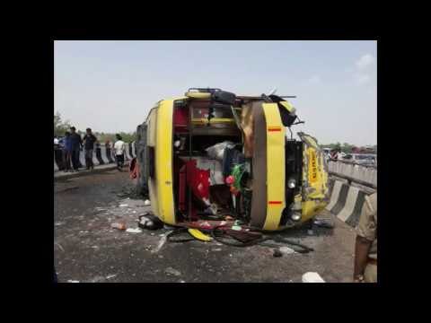 झांसी में पलटी शताब्दी ट्रैवल्स की बस, लगी आग II Fluttering bus in Jhansi and fire