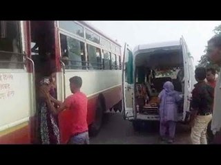 Video herunterladen: Woman give birth to girl in running UP roadways bus