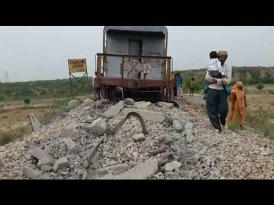 आगरा में पटरी से मालगाड़ी के 3 डिब्बे उतरे,ट्रैक उखड़ा II Train derailed in Agra