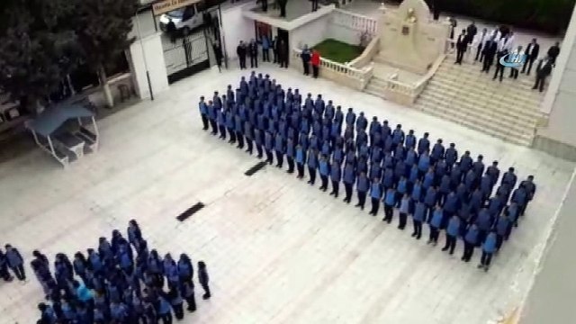 Ayyıldız şeklini oluşturan lise öğrencileri komando yemini etti