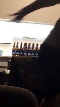 Il détruit le four en visant des bières... quel abruti !!