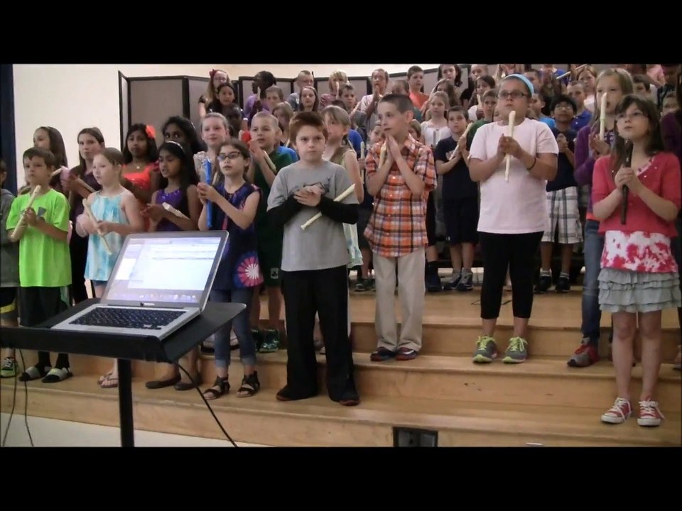 Massacre de QUEEN à la flûte par des enfants.. tellement drôle !! We Will Rock You