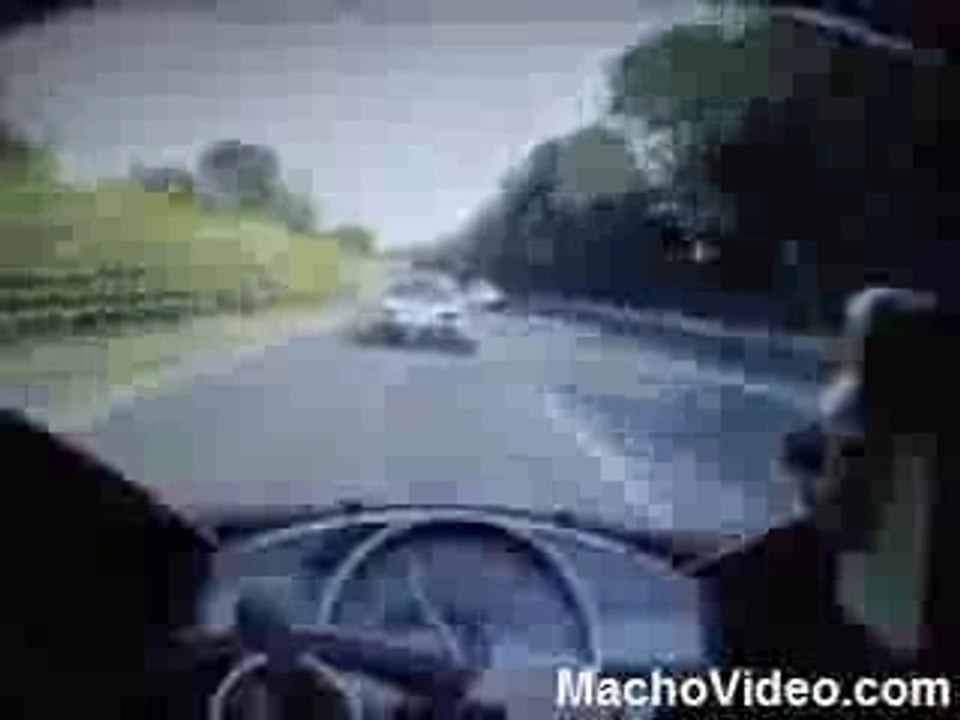 Bugatti Veyron vs. Yamaha R1 RACING DOWN MOTERWAY