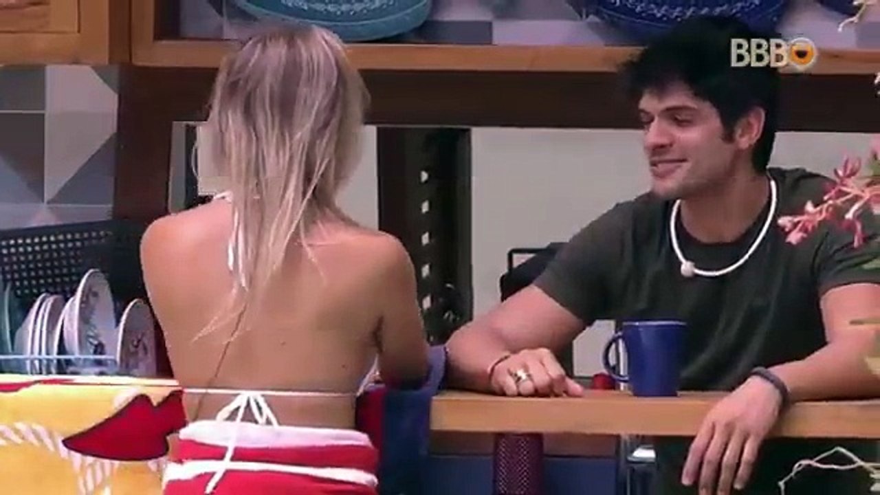 Jéssica e Lucas insinuam masturbação na casa do BBB