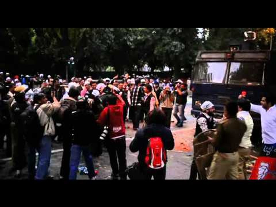 AAP supporters protest outside BJP HQ