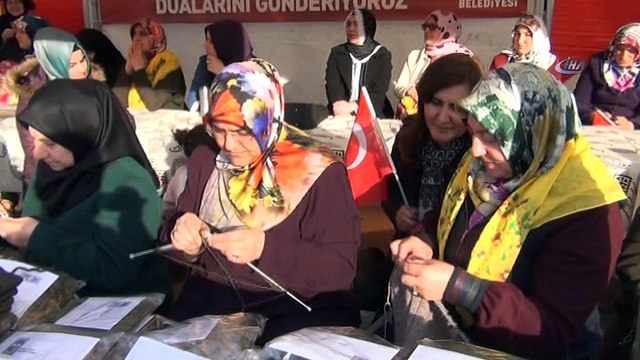 Mehmetçik için örülen atkı ve bereler dualarla gönderildi