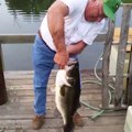 Il peche un énorme black bass à la main en l’appâtant avec un petit poisson