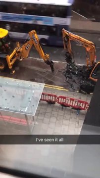 Quand 2 ouvriers se font un morpion géant avec 2 tractopelles... Dingue