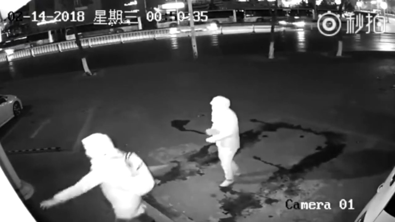 Il tente de casser la vitrine d'un magasin mais rien ne se passe comme prévu !