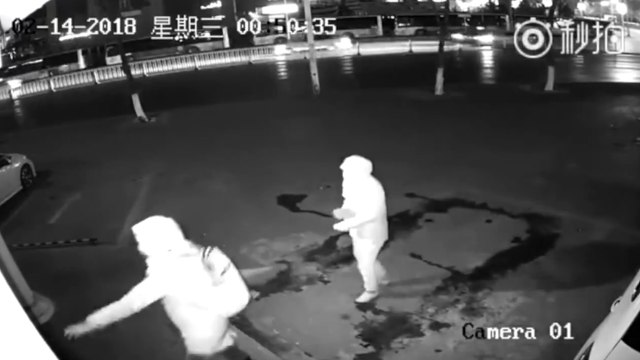 Il tente de casser la vitrine d'un magasin mais rien ne se passe comme prévu !