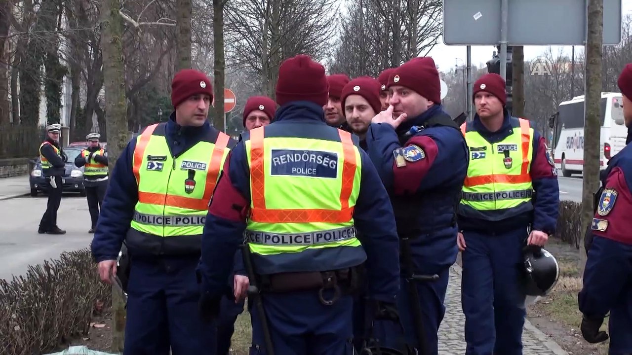Vatandaşlardan Türkiye'nin Budapeşte Büyükelçiliği önünde nöbet - BUDAPEŞTE