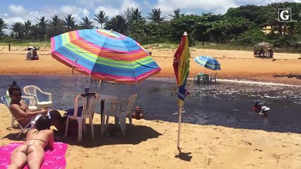 Turistas e moradores sobre a praia do Riacho Doce