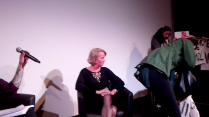 Brigitte Lahaie  prise à partie par des militantes anti-porno à la Cinémathèque de Toulouse